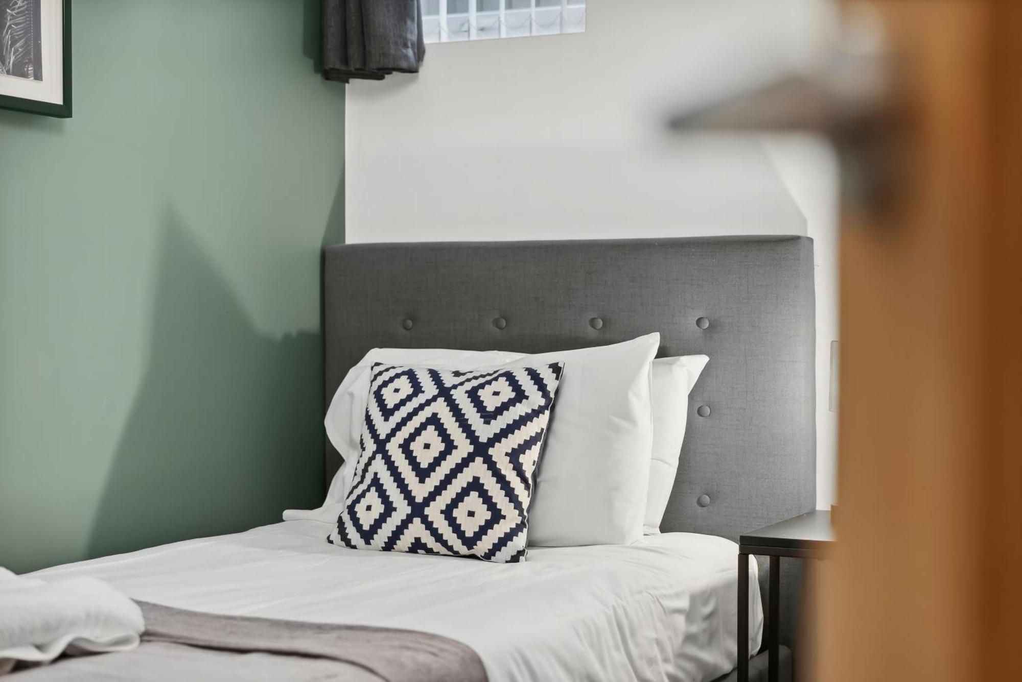 Corinium Lodge - Town Centre Apartment Cirencester Extérieur photo